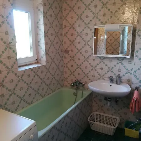 Apartma 7 *
